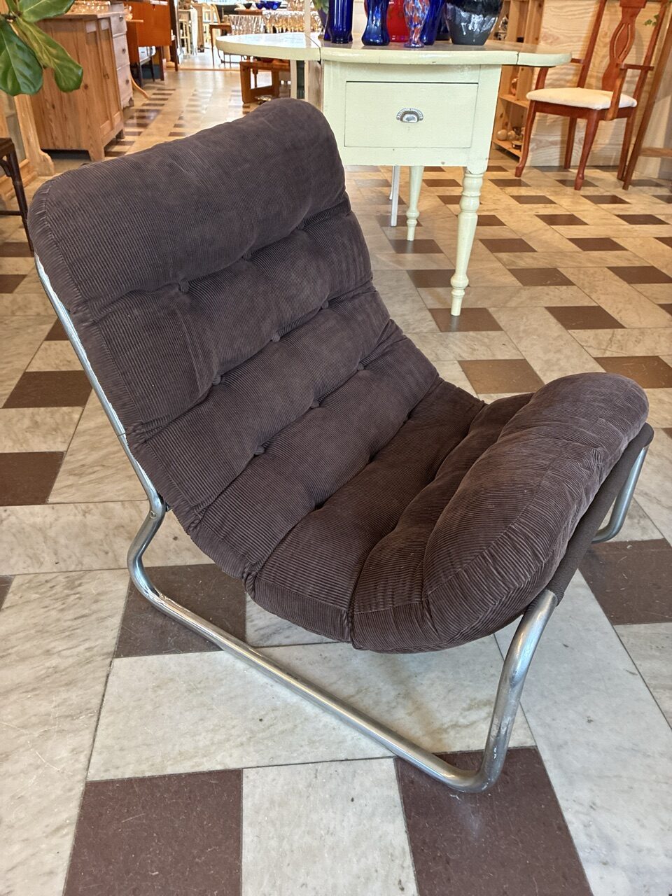 Loungefåtölj i brun manchester med stålrörsstomme